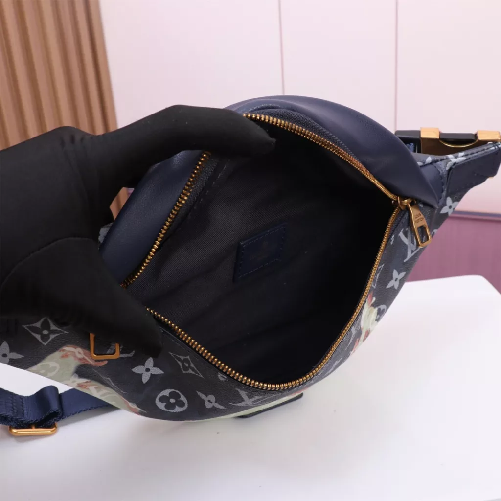 【DISCOVERY Waist Pack 】 m23905 Blue (Flame silk screen)This DiscoveryLy waist pack, from the Spring/Summer 2024 collection, takes inspiration from the avant-garde appeal of bleach Tannin, contrasting a deep Monogram canvas with a light pattern to trace the remnants of paper burning in a campfire. Elegant old metal pieces to add eye-catching effect.  Dimensions: 44 x 15 x 9 cm