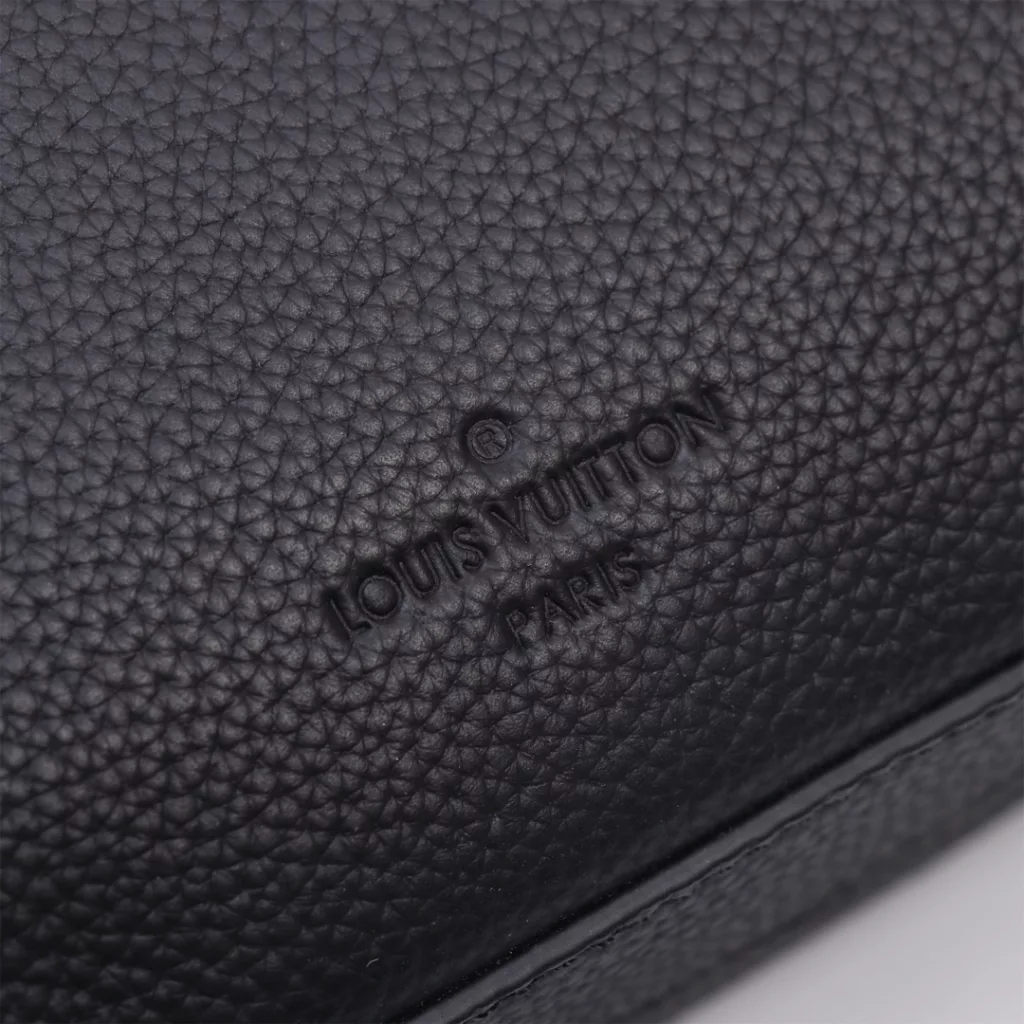 【PILOT Briefcase 】M23778 BlackThis Pilot leather briefcase combines modern design with practical functions. The inner bag and the compartment are equipped with a magnetic buckle to open and close, which is convenient for taking and placing personal objects. The front pocket has a beveled Angle design and the same color LV letters show the LV Aerogram series style.   Dimensions: 39 x 29 x 6 cm