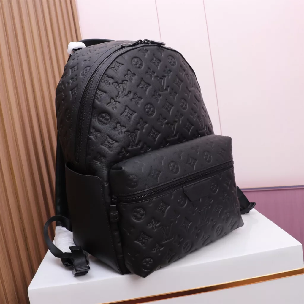 M46553 DISCOVERY Backpack The Discovery backpack is made of Monogram embossed cow leather for a soft, close-fitting configuration, complemented by the calm breath of metal. m46553 full leather embossment black flower black leather side double bag insert bag men's backpack backpack Outer bag is easy to take and put the accompanying items, the inner bag to achieve orderly storage. Dimensions: 29 x 38 x 20 cm