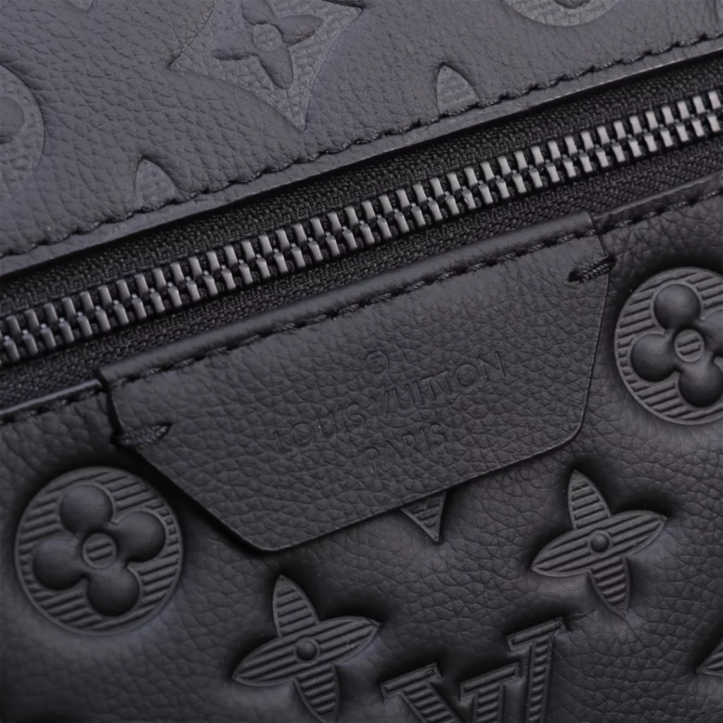 M46553 DISCOVERY Backpack The Discovery backpack is made of Monogram embossed cow leather for a soft, close-fitting configuration, complemented by the calm breath of metal. m46553 full leather embossment black flower black leather side double bag insert bag men's backpack backpack Outer bag is easy to take and put the accompanying items, the inner bag to achieve orderly storage. Dimensions: 29 x 38 x 20 cm