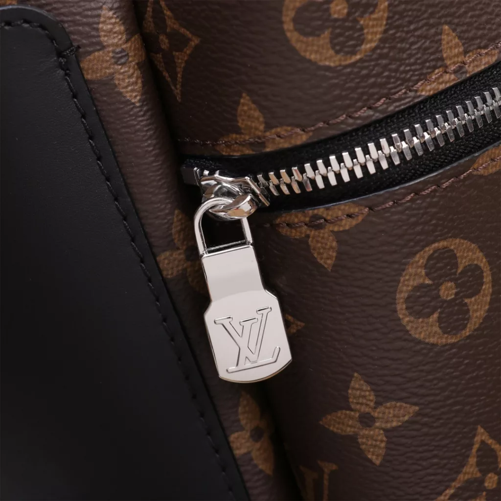 M22558 Presbyterie DISCOVERY Backpack This Discovery backpack is made of Monogram embossed cow leather for a soft, close-fitting configuration, complemented by the calm breath of metal. m22558 full leather emboweled black flower black leather side double bag insert bag men's backpack backpack Outer bag is easy to take and put the accompanying items, the inner bag to achieve orderly storage. Dimensions 29 x 38 x 20 cm