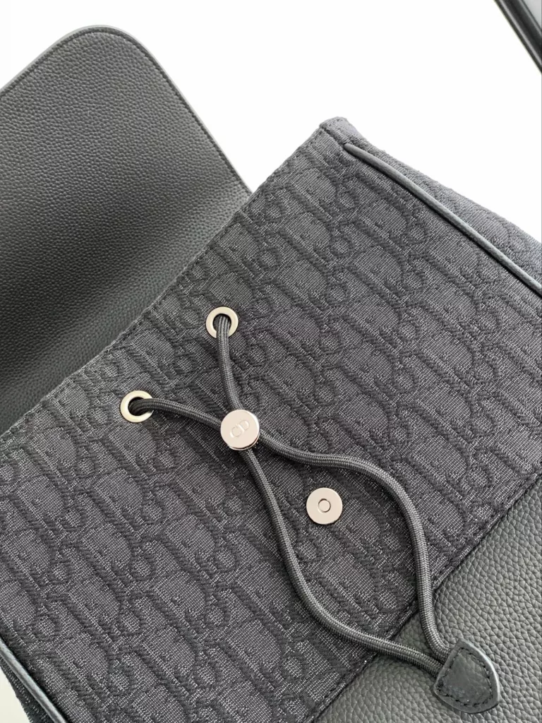 This saddle backpack features a stylish, original design that accentuates saddle style. Crafted in black Oblique jacquard fabric with black grain ox-leather details, the front is embellished with the 