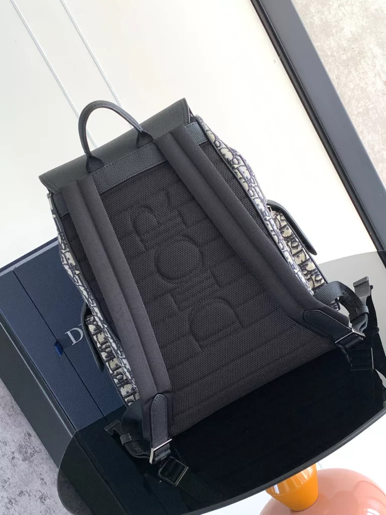 The Saddle backpack features a stylish, original design that highlights the saddle style. Crafted in beige and black Oblique printed jacquard fabric, decorated with black grain ox-leather details, the front is decorated with the 