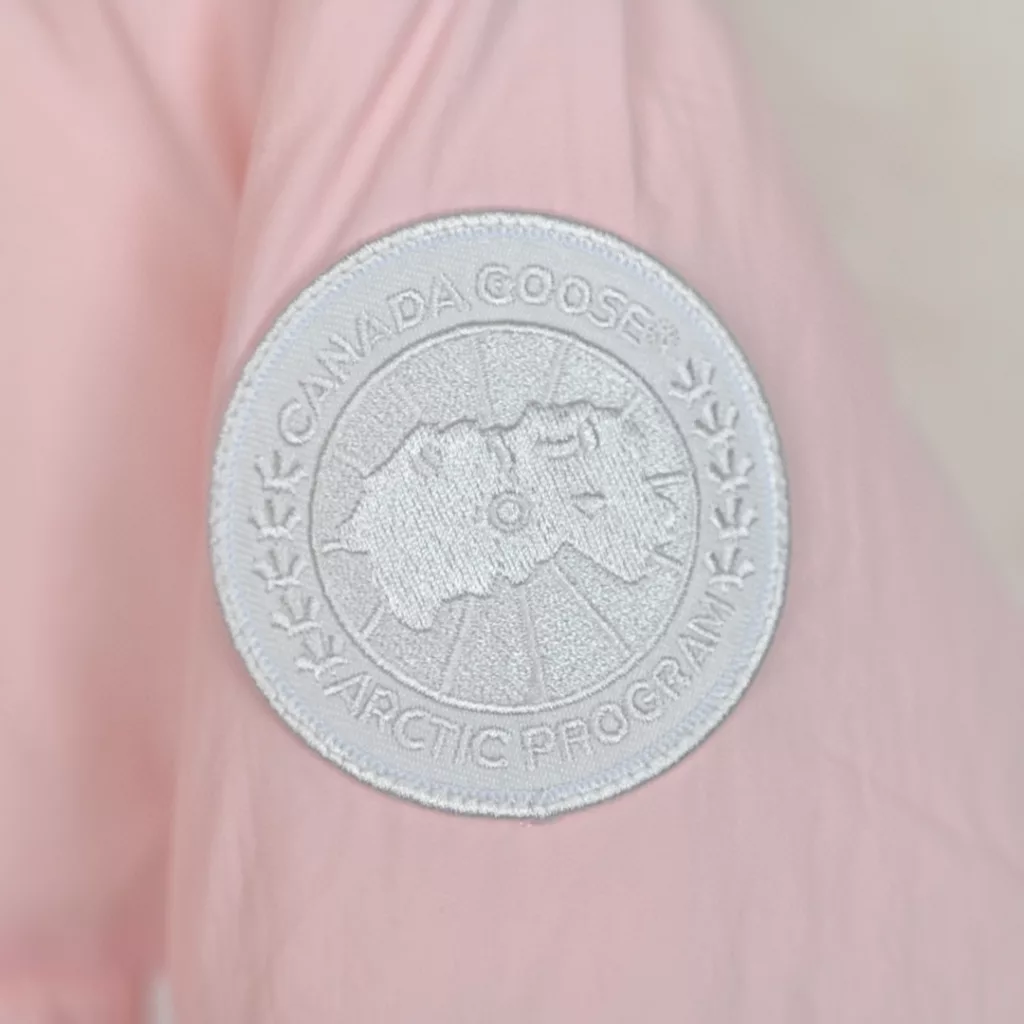 𝐂 𝐚 𝐧 𝐚 𝐝 𝐚 𝐆 𝐨 𝐨 𝐬 𝐞 𝐉 𝐮 𝐧 𝐜 𝐭 𝐢 𝐨 𝐧 𝟐 𝟔 𝟐 𝟎 𝐖 𝐖Canada Goose Macaron capsule short down jacket for women