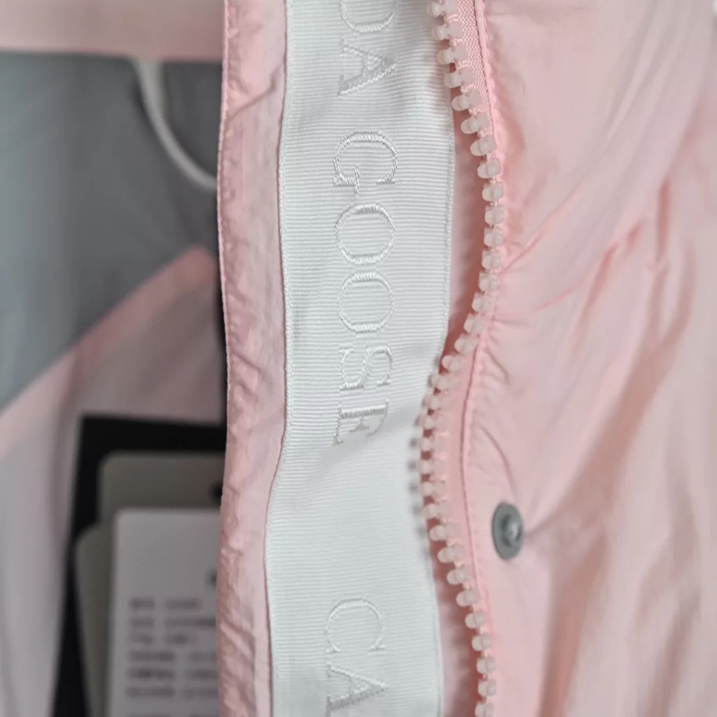𝐂 𝐚 𝐧 𝐚 𝐝 𝐚 𝐆 𝐨 𝐨 𝐬 𝐞 𝐉 𝐮 𝐧 𝐜 𝐭 𝐢 𝐨 𝐧 𝟐 𝟔 𝟐 𝟎 𝐖 𝐖Canada Goose Macaron capsule short down jacket for women