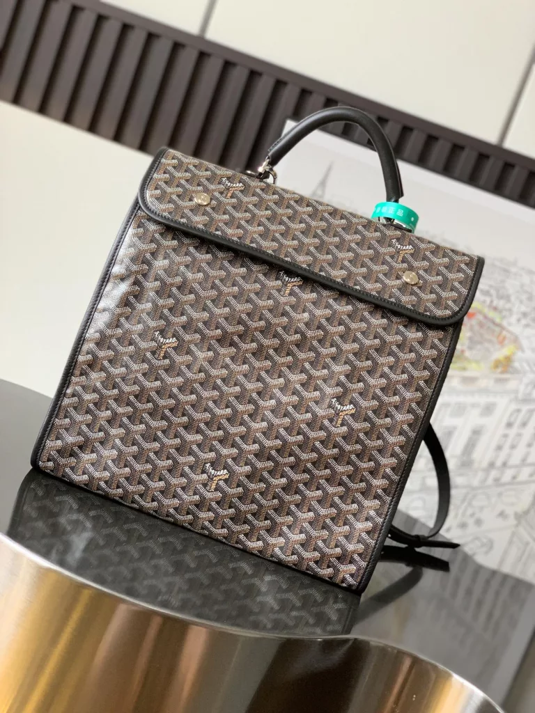 Goyard backpack size:37cm x15 cm x34cm