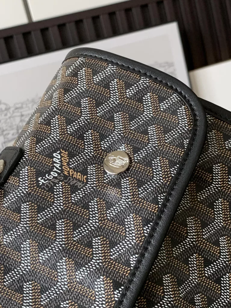 Goyard backpack size:37cm x15 cm x34cm