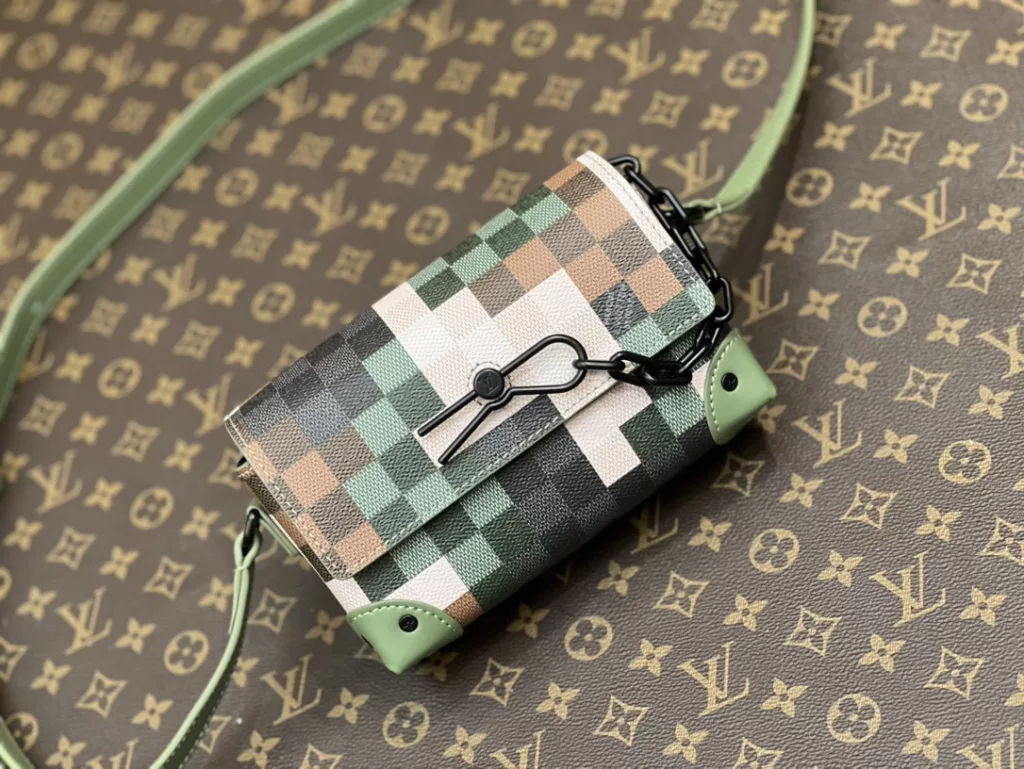 Louis Vuitton messenger Bag