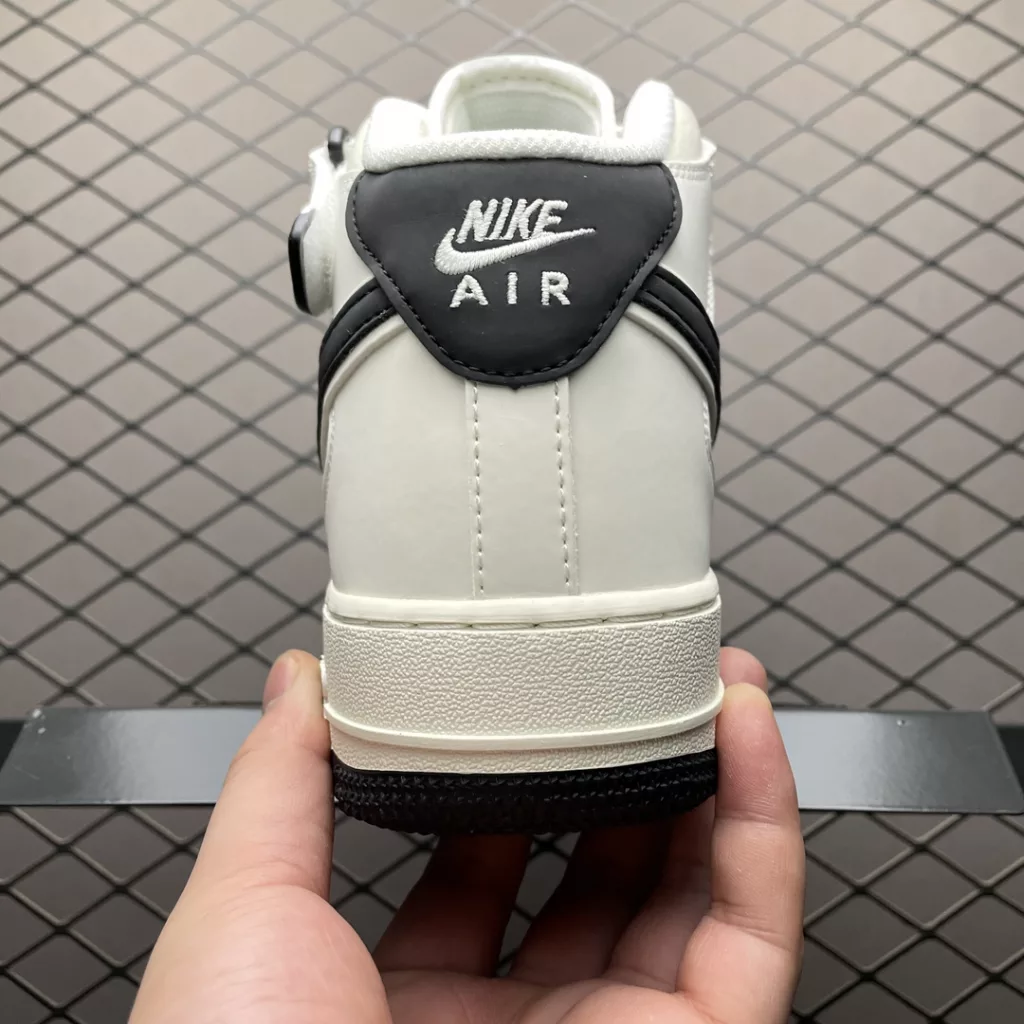 NIKE Air Force 1 MID