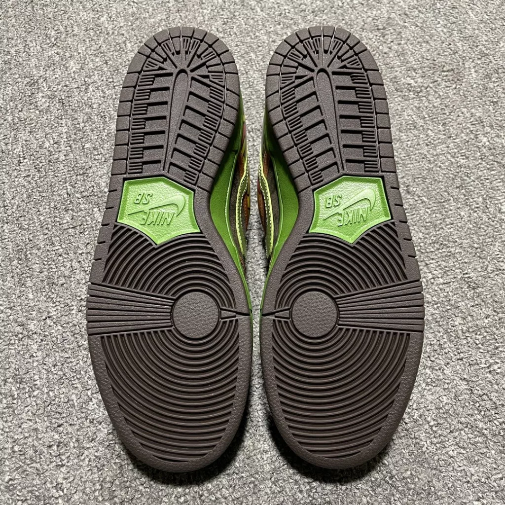 NIKE  SB Dunk Low 