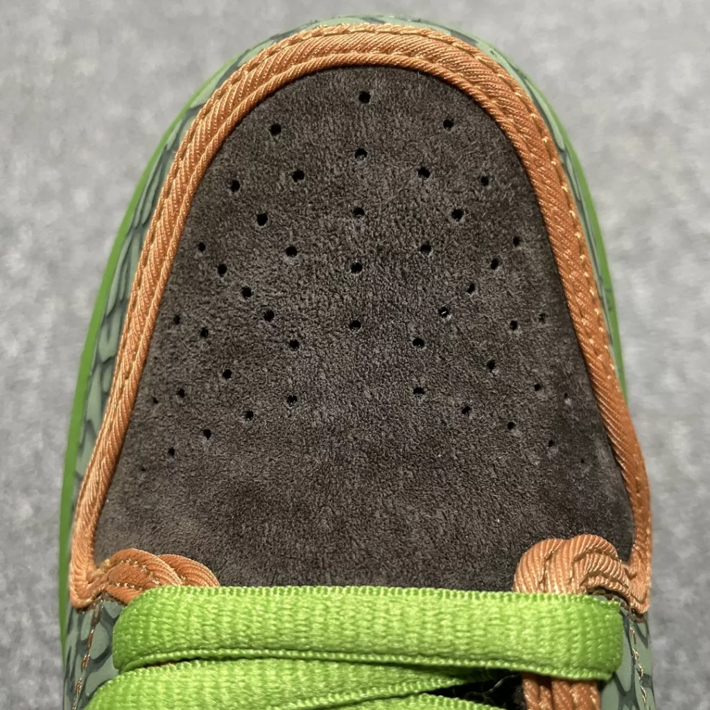 NIKE  SB Dunk Low 
