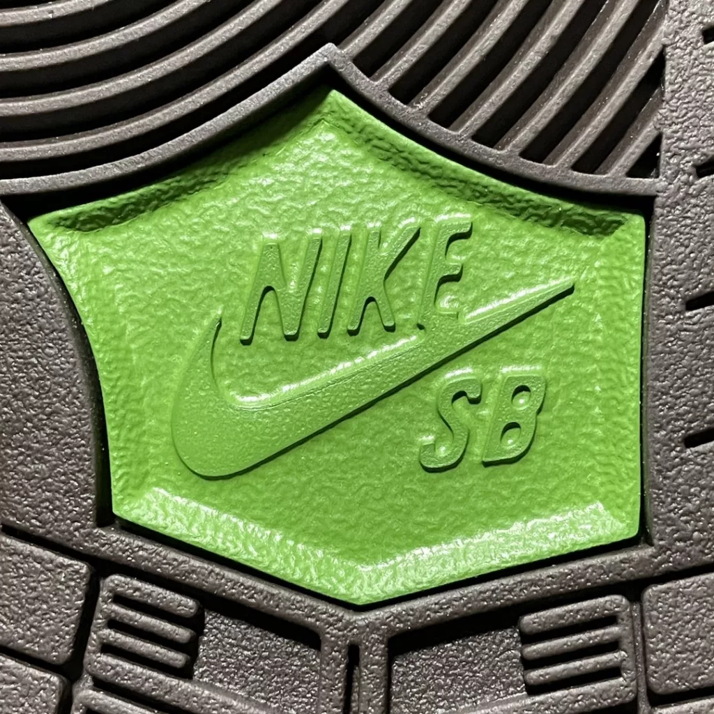 NIKE  SB Dunk Low 