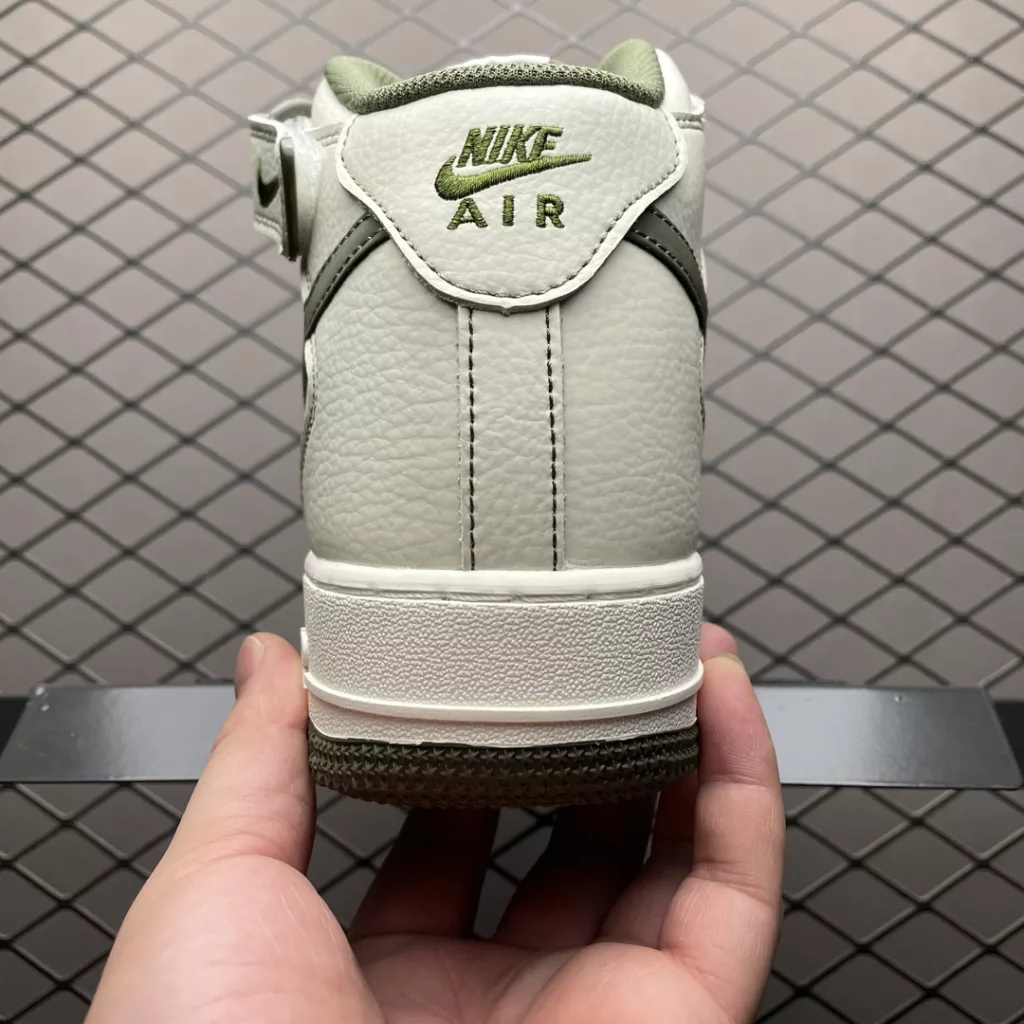 NIKE Air Force 1 MID