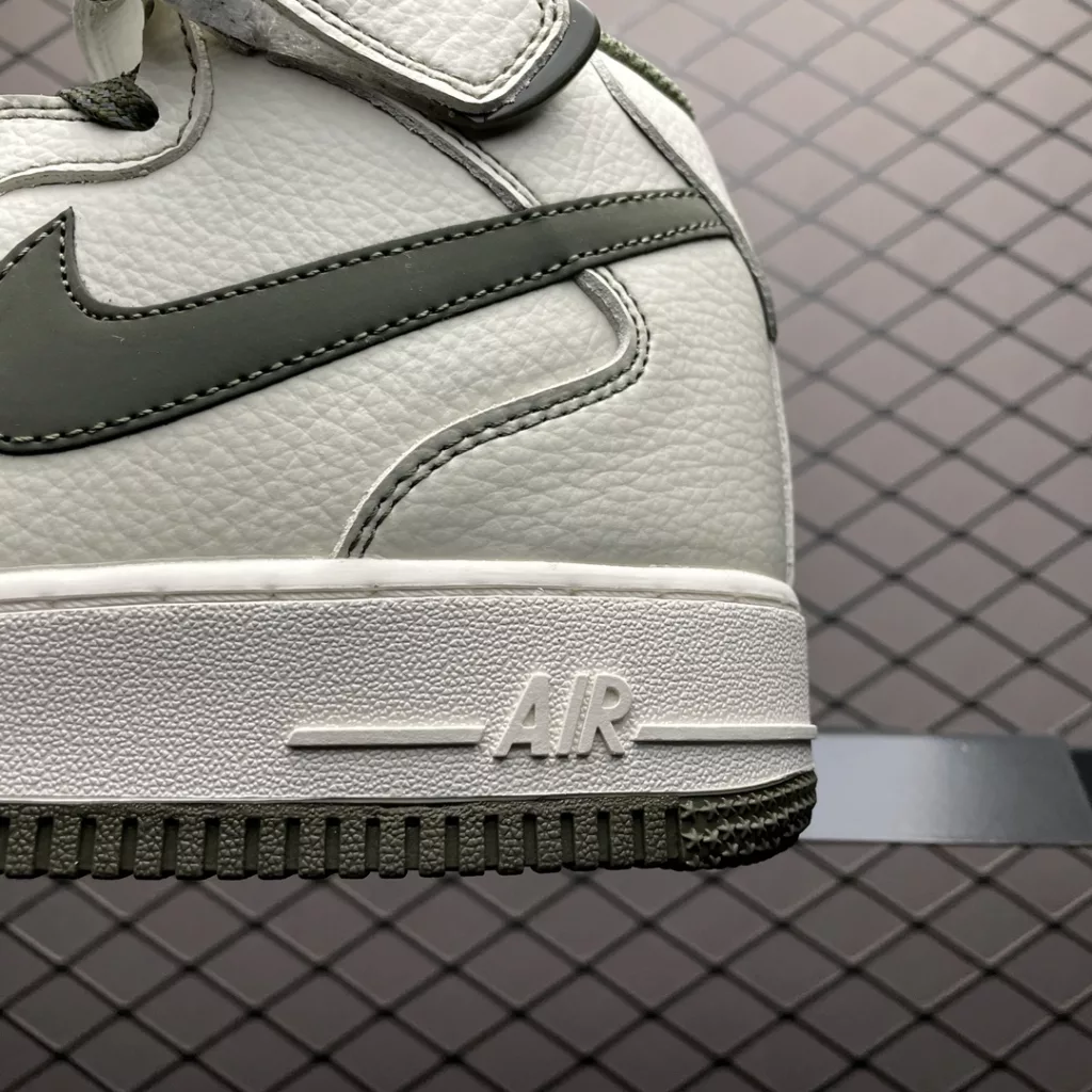 NIKE Air Force 1 MID