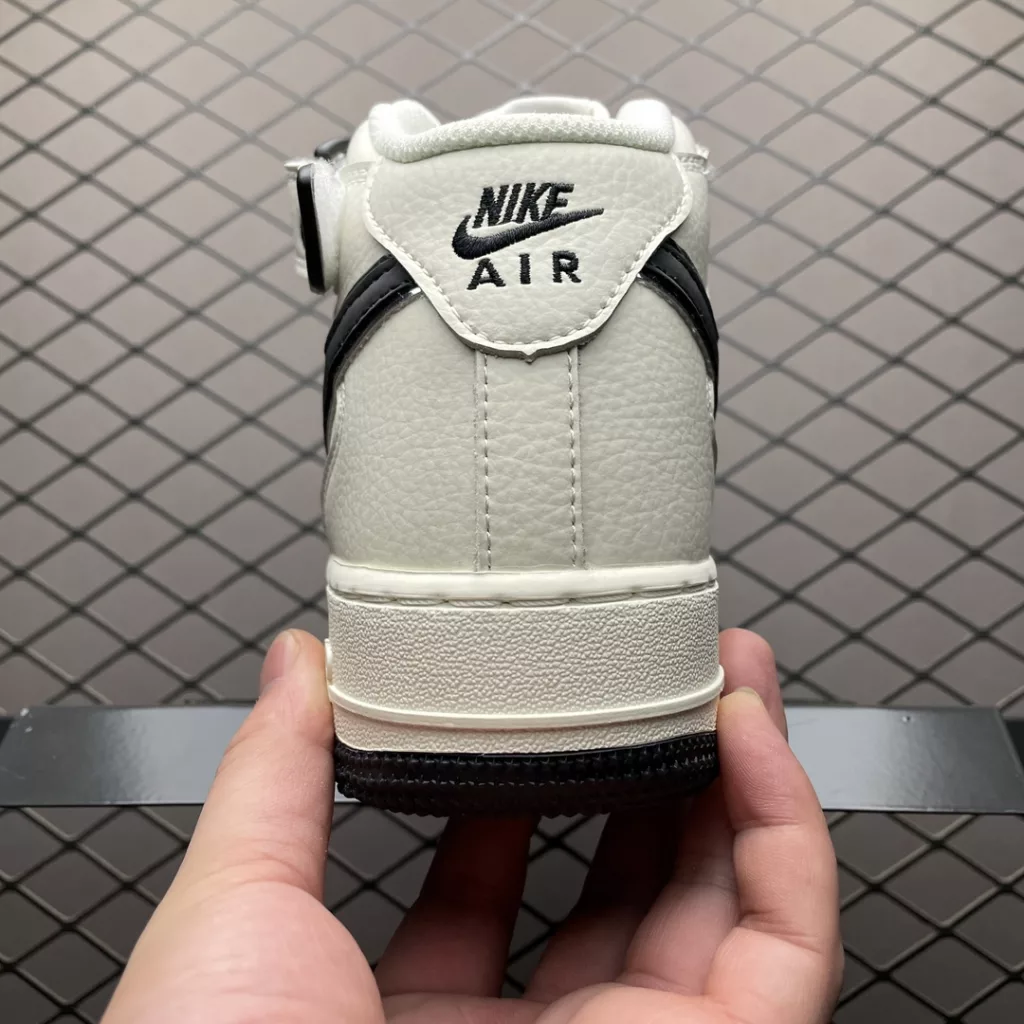 NIKE Air Force 1 MID