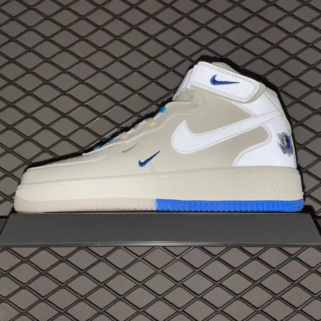 NIKE Air Force 1 MID