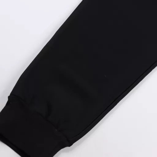 Prada side pocket triangle logo casual trousersHigh-end quality choice… a versatile trousers with elastic waist drawstring and casual sweatpants,It is also an indispensable matching artifact in men's wardrobe, and it is a practical classic style!The design style of the whole casual trousers is simple and fashionable, which is very in line with the low-luxury style setting,It is skin-friendly, easy to wear, and full of details! Classic P triangle logo design!This pair of trousers is made of high-quality cotton fabric, which is comfortable, soft and delicate, and has a good vertical sense.The surface has a bright and clear texture, which looks very textured, and it is full of high-end charm.First-class and exquisite straight-tube cutting, the line is delicate and smooth,Casual and casual pants that look good no matter how they are matched, hurry up and buy them if you like them, good goods don't wait.