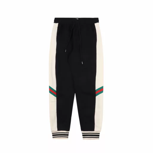 Gucci 24Fw double G embroidered striped color-blocked trousers, contrasting stripes on both sides of the trouser legs, interlocking double G embroidery,The fabric is made of 400g washed terry cotton fabric, which is treated with wool after dyeing, and treated with silky and ultra-soft treatment compared with the original version.The texture of the cloth is clear and obvious, the drape is excellent, and the contrasting fabric is fixed and environmentally friendly.The light resistance is also relatively good, and the sun resistance is better than natural fiber fabrics.The third-level bird's eye fabric is a functional weft knitted fabric with moisture absorption and perspiration function.The principle of perspiration is through the small holes on its surface. Due to the existence of these small holes,it can achieve the effect of moisture absorption and perspiration. The double G pattern is precisely embroidered by imported Tajima machines,The front end of the elastic waist rope has a metal bell with engraving, a drawstring elastic waistband, and a full set of accessories!The front trouser line is stitched, and the trouser legs are closed with visible lines, which are strong and durable.