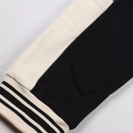 Gucci 24Fw double G embroidered striped color-blocked trousers, contrasting stripes on both sides of the trouser legs, interlocking double G embroidery,The fabric is made of 400g washed terry cotton fabric, which is treated with wool after dyeing, and treated with silky and ultra-soft treatment compared with the original version.The texture of the cloth is clear and obvious, the drape is excellent, and the contrasting fabric is fixed and environmentally friendly.The light resistance is also relatively good, and the sun resistance is better than natural fiber fabrics.The third-level bird's eye fabric is a functional weft knitted fabric with moisture absorption and perspiration function.The principle of perspiration is through the small holes on its surface. Due to the existence of these small holes,it can achieve the effect of moisture absorption and perspiration. The double G pattern is precisely embroidered by imported Tajima machines,The front end of the elastic waist rope has a metal bell with engraving, a drawstring elastic waistband, and a full set of accessories!The front trouser line is stitched, and the trouser legs are closed with visible lines, which are strong and durable.