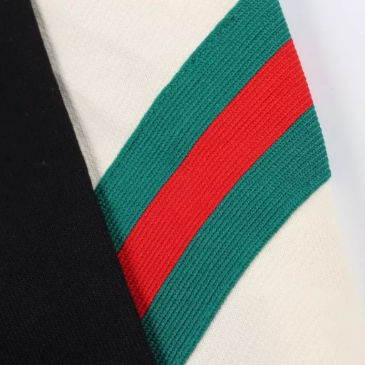Gucci 24Fw double G embroidered striped color-blocked trousers, contrasting stripes on both sides of the trouser legs, interlocking double G embroidery,The fabric is made of 400g washed terry cotton fabric, which is treated with wool after dyeing, and treated with silky and ultra-soft treatment compared with the original version.The texture of the cloth is clear and obvious, the drape is excellent, and the contrasting fabric is fixed and environmentally friendly.The light resistance is also relatively good, and the sun resistance is better than natural fiber fabrics.The third-level bird's eye fabric is a functional weft knitted fabric with moisture absorption and perspiration function.The principle of perspiration is through the small holes on its surface. Due to the existence of these small holes,it can achieve the effect of moisture absorption and perspiration. The double G pattern is precisely embroidered by imported Tajima machines,The front end of the elastic waist rope has a metal bell with engraving, a drawstring elastic waistband, and a full set of accessories!The front trouser line is stitched, and the trouser legs are closed with visible lines, which are strong and durable.