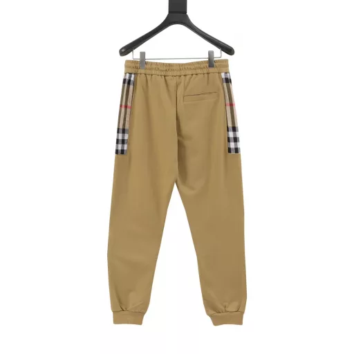 Burberry classic side checkered cotton trousersSynchronous counter online, original domestic counter purchase, custom-woven blue light 400g yarn,Grey fabric washable feel, fabric surface, drape up to 420g!Independent hardware mold, side checkered webbing symmetrical cutting, back pocket rubber waterproof label, detail restoration up to 99%.Full set of tags, main labels, accessories, 1:1 original mold.Restore consistent waistline, domestic double needle machine modified honing! Looks simple style, many small details!A pair of fine trousers worth buying!