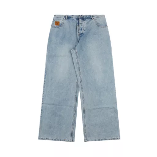 Louis Vuitton 24Fw embroidered logo jeansThese jeans are made of Japanese washed denim and feature a wide-leg silhouette that easily transforms any look. The eye-catching topstitching, LV logo embroidery on the back pocket, and nubuck patches on the ticket pocket and waist are a testament to the brand's craftsmanship