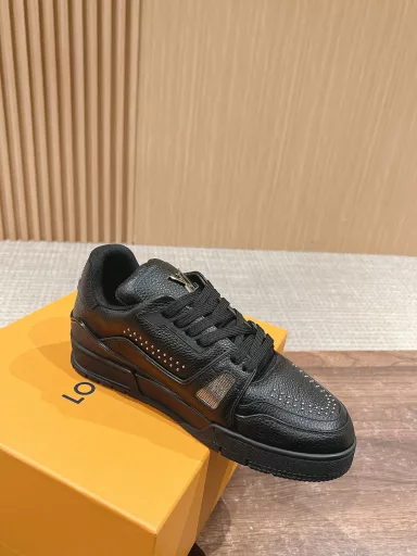 𝐋𝐨𝐮𝐢𝐬 𝐕𝐮𝐢𝐭𝐭𝐨𝐧 𝐓𝐫𝐚𝐢𝐧𝐞𝐫  series of the latest sports shoes. The quality has been upgraded again, the details are amazing. They are so beautiful! The official website was sold out in ten minutes. TPU outsole, mold fee 20,000+ The texture is comparable to the original. The foot pad is made of polyurethane micro-material and breathable British mesh. The details are consistent with the original. Please pay attention to distinguish the market currency materials