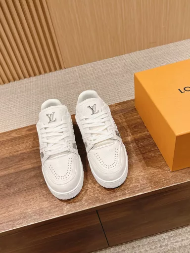 𝐋𝐨𝐮𝐢𝐬 𝐕𝐮𝐢𝐭𝐭𝐨𝐧 𝐓𝐫𝐚𝐢𝐧𝐞𝐫  series of the latest sports shoes. The quality has been upgraded again, the details are amazing. They are so beautiful! The official website was sold out in ten minutes. TPU outsole, mold fee 20,000+ The texture is comparable to the original. The foot pad is made of polyurethane micro-material and breathable British mesh. The details are consistent with the original. Please pay attention to distinguish the market currency materials