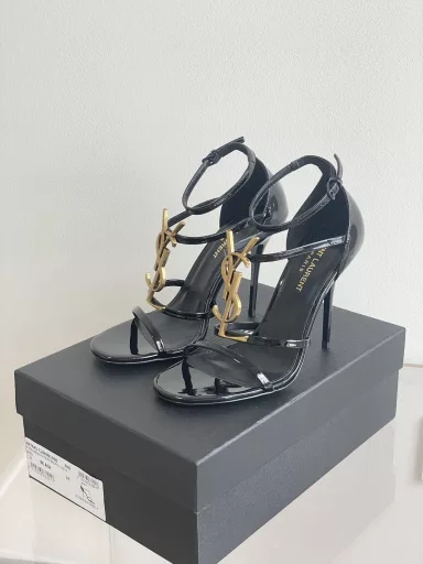 SAINT LAUREN*New high-heeled sandals from Yang ShulinThe oversized logo is amazing, very slimming, elegant, sexy and feminineUpper: patent leatherInner lining: sheepskinOutsole: Italian leather outsole