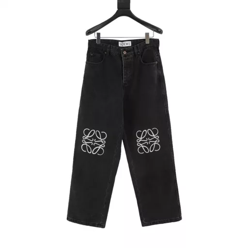 Loewe denim embroidered jeansUsing compact double-core yarn, laser-cut Anagram on the knees, classic LOEWE leather label, laser-cut, manually unpacked, laid flat to make laser-cut Anagram pattern, then manually patched inside and finally manually sewn on, expensive labor, high loss, low daily output, imported special machine infrared positioning, washing and color frying process, priority is given to special desizing agent, then the fabric is soaked in it to be evenly sizing before rinsing, loose version