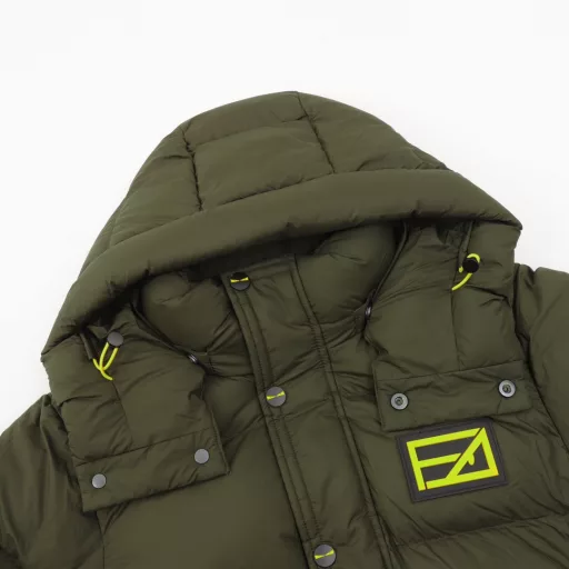 Fendi 24Fw eye armband removable down jacketSame style for men and women. Trading company channel order, overseas boutique limited series, exclusive first release, full-quality order, new Velcro letter pattern design elements, very handsome overall, impeccable details. Customer-supplied windproof and rainproof fabric, delicate, soft and comfortable, wrinkle-resistant and dust-free, upright and full, with excellent resilience. Heavy-duty goods. Classic small eye design on the chest, highly recognizable brand. A down jacket suitable for all occasions, regardless of age, regardless of gender. Although it is a down jacket, it feels as cool as a jacket~ warm and beautiful, with a sense of detail, simple and elegant style, very cost-effective, such a style is worth buying, and the wearing rate is also high. The design is simple and atmospheric, with a tasteful, casual and handsome style. The new brand elements make a basic down jacket come alive. Full of design sense! !