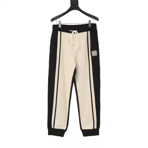 Loewe 24Fw color-blocked embroidered logo trousersThe fabric is made of 400g knitted terry fabric, which is etched after the color is customized.It is treated with silky and ultra-soft treatment compared with the original version. The texture of the cloth is clear and obvious, the drape is excellent, and the workmanship is exquisite and meets the export standards of foreign trade. There are 4.5 stitches per centimeter, and each seam is pressed with visible lines. The lines are neat and standard like a ruler. The woven cotton ribbon is tightly woven and feels soft. The front and hip pockets are embroidered with logos. The embroidery process uses a Behringer embroidery machine to make the embroidery color fuller and the embroidery more three-dimensional. The version has a good effect on the body. It is the same style for men and women, simple and versatile. It is a heavy-duty item for purchasing, and you can compare any quality on the market at will!