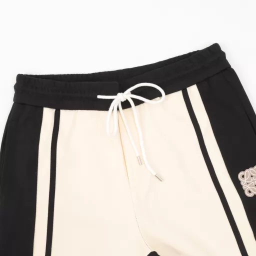 Loewe 24Fw color-blocked embroidered logo trousersThe fabric is made of 400g knitted terry fabric, which is etched after the color is customized.It is treated with silky and ultra-soft treatment compared with the original version. The texture of the cloth is clear and obvious, the drape is excellent, and the workmanship is exquisite and meets the export standards of foreign trade. There are 4.5 stitches per centimeter, and each seam is pressed with visible lines. The lines are neat and standard like a ruler. The woven cotton ribbon is tightly woven and feels soft. The front and hip pockets are embroidered with logos. The embroidery process uses a Behringer embroidery machine to make the embroidery color fuller and the embroidery more three-dimensional. The version has a good effect on the body. It is the same style for men and women, simple and versatile. It is a heavy-duty item for purchasing, and you can compare any quality on the market at will!