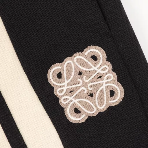 Loewe 24Fw color-blocked embroidered logo trousersThe fabric is made of 400g knitted terry fabric, which is etched after the color is customized.It is treated with silky and ultra-soft treatment compared with the original version. The texture of the cloth is clear and obvious, the drape is excellent, and the workmanship is exquisite and meets the export standards of foreign trade. There are 4.5 stitches per centimeter, and each seam is pressed with visible lines. The lines are neat and standard like a ruler. The woven cotton ribbon is tightly woven and feels soft. The front and hip pockets are embroidered with logos. The embroidery process uses a Behringer embroidery machine to make the embroidery color fuller and the embroidery more three-dimensional. The version has a good effect on the body. It is the same style for men and women, simple and versatile. It is a heavy-duty item for purchasing, and you can compare any quality on the market at will!