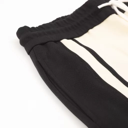 Loewe 24Fw color-blocked embroidered logo trousersThe fabric is made of 400g knitted terry fabric, which is etched after the color is customized.It is treated with silky and ultra-soft treatment compared with the original version. The texture of the cloth is clear and obvious, the drape is excellent, and the workmanship is exquisite and meets the export standards of foreign trade. There are 4.5 stitches per centimeter, and each seam is pressed with visible lines. The lines are neat and standard like a ruler. The woven cotton ribbon is tightly woven and feels soft. The front and hip pockets are embroidered with logos. The embroidery process uses a Behringer embroidery machine to make the embroidery color fuller and the embroidery more three-dimensional. The version has a good effect on the body. It is the same style for men and women, simple and versatile. It is a heavy-duty item for purchasing, and you can compare any quality on the market at will!