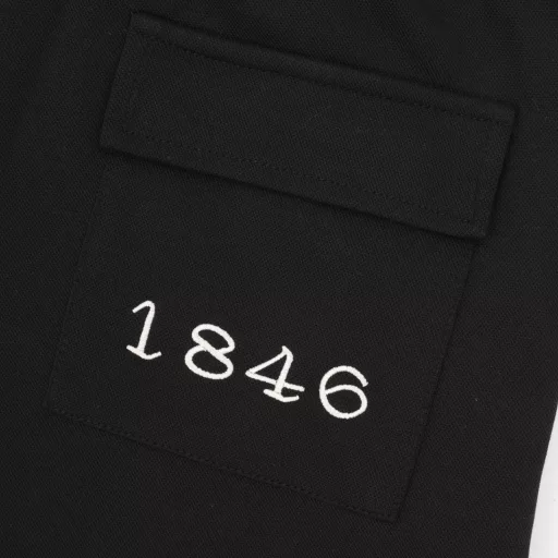 Loewe 24Fw color-blocked embroidered logo trousersThe fabric is made of 400g knitted terry fabric, which is etched after the color is customized.It is treated with silky and ultra-soft treatment compared with the original version. The texture of the cloth is clear and obvious, the drape is excellent, and the workmanship is exquisite and meets the export standards of foreign trade. There are 4.5 stitches per centimeter, and each seam is pressed with visible lines. The lines are neat and standard like a ruler. The woven cotton ribbon is tightly woven and feels soft. The front and hip pockets are embroidered with logos. The embroidery process uses a Behringer embroidery machine to make the embroidery color fuller and the embroidery more three-dimensional. The version has a good effect on the body. It is the same style for men and women, simple and versatile. It is a heavy-duty item for purchasing, and you can compare any quality on the market at will!