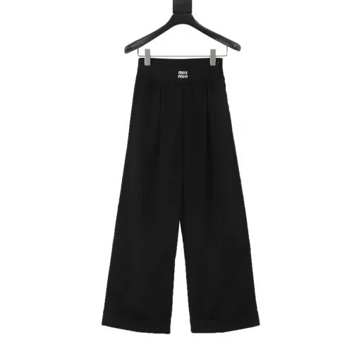 Miu Miu MM Grain De Poudre Waistband PantsCustomized with 35% wool, 38% cotton and 27% polyester, the fabric combines the softness, elasticity and warmth of wool with the sweat absorption and breathability of cotton and the strength and wear resistance of polyester. The waistband is machine-pleated and a multi-functional air pump machine is used to adjust the temperature to 180 degrees Celsius to ensure stable and uniform temperature. The pattern on the thick plate is printed on the trousers, and then the air pump machine is used for high-temperature pressing. Under the action of high temperature and pressure, the pattern is more solid. The edge of the slit is folded inward, and then the imported sewing machine is used for blind stitching, making it almost invisible from the front and more beautiful and neat. Loose version