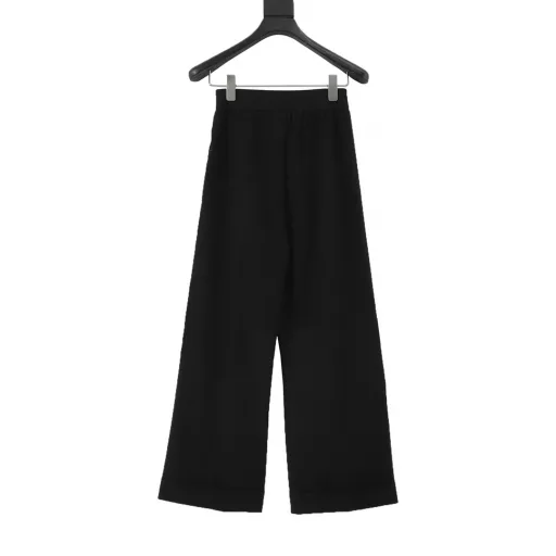 Miu Miu MM Grain De Poudre Waistband PantsCustomized with 35% wool, 38% cotton and 27% polyester, the fabric combines the softness, elasticity and warmth of wool with the sweat absorption and breathability of cotton and the strength and wear resistance of polyester. The waistband is machine-pleated and a multi-functional air pump machine is used to adjust the temperature to 180 degrees Celsius to ensure stable and uniform temperature. The pattern on the thick plate is printed on the trousers, and then the air pump machine is used for high-temperature pressing. Under the action of high temperature and pressure, the pattern is more solid. The edge of the slit is folded inward, and then the imported sewing machine is used for blind stitching, making it almost invisible from the front and more beautiful and neat. Loose version