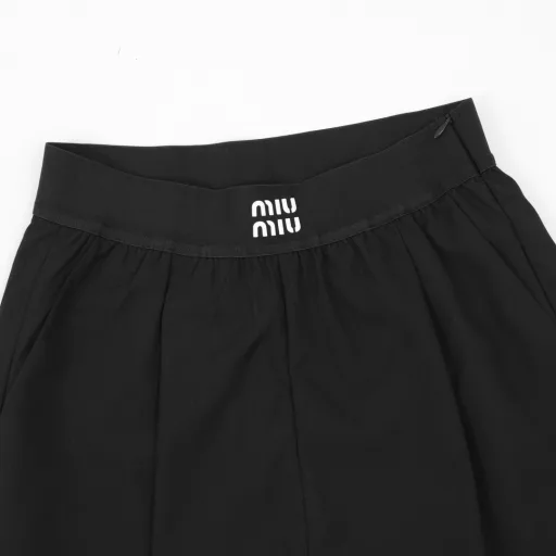 Miu Miu MM Grain De Poudre Waistband PantsCustomized with 35% wool, 38% cotton and 27% polyester, the fabric combines the softness, elasticity and warmth of wool with the sweat absorption and breathability of cotton and the strength and wear resistance of polyester. The waistband is machine-pleated and a multi-functional air pump machine is used to adjust the temperature to 180 degrees Celsius to ensure stable and uniform temperature. The pattern on the thick plate is printed on the trousers, and then the air pump machine is used for high-temperature pressing. Under the action of high temperature and pressure, the pattern is more solid. The edge of the slit is folded inward, and then the imported sewing machine is used for blind stitching, making it almost invisible from the front and more beautiful and neat. Loose version