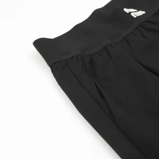 Miu Miu MM Grain De Poudre Waistband PantsCustomized with 35% wool, 38% cotton and 27% polyester, the fabric combines the softness, elasticity and warmth of wool with the sweat absorption and breathability of cotton and the strength and wear resistance of polyester. The waistband is machine-pleated and a multi-functional air pump machine is used to adjust the temperature to 180 degrees Celsius to ensure stable and uniform temperature. The pattern on the thick plate is printed on the trousers, and then the air pump machine is used for high-temperature pressing. Under the action of high temperature and pressure, the pattern is more solid. The edge of the slit is folded inward, and then the imported sewing machine is used for blind stitching, making it almost invisible from the front and more beautiful and neat. Loose version