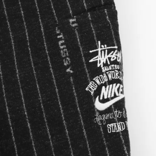 Nike x Stussy SS23 wool striped straight long casual pants. It took two months to customize the fabric. The original version is the same (including wool). Seiko version. The details are top. The fabric is thick. Every detail is perfect. The clothes and pants can be purchased separately and matched by yourself. Let the fashion experts have more choices. There is no pressure to wear one in winter. The upper body is low-key, exquisite, capable and stylish. Three-dimensional cutting optimizes the body shape. The craftsmanship of the big factory is exquisite workmanship and fine stitching. The same style for men and women. No dead angle detail control. Truly achieve the original quality