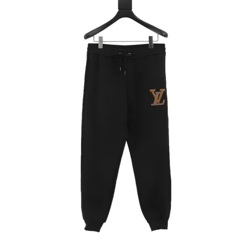 Louis Vuitton 24Fw three-dimensional color matching logo embroidered plush trousersThis model uses plush and thickened 480g fabric, delicate, soft and smooth velvet texture, extremely comfortable skin feel,The soft drawstring at the waist makes it comfortable to wear, the left leg is embroidered with large LV letters to identify the brand identity, and the application of elastic fabric,Even in thick winter clothes, it can ensure freedom of movement, and the drawstring head with brand logo is customized,Whether it is for work, daily life, leisure, home, sports, it is a versatile item, 3 labels are complete, and it is a hot item recommended! The same style for men and women.