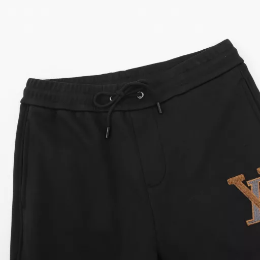 Louis Vuitton 24Fw three-dimensional color matching logo embroidered plush trousersThis model uses plush and thickened 480g fabric, delicate, soft and smooth velvet texture, extremely comfortable skin feel,The soft drawstring at the waist makes it comfortable to wear, the left leg is embroidered with large LV letters to identify the brand identity, and the application of elastic fabric,Even in thick winter clothes, it can ensure freedom of movement, and the drawstring head with brand logo is customized,Whether it is for work, daily life, leisure, home, sports, it is a versatile item, 3 labels are complete, and it is a hot item recommended! The same style for men and women.