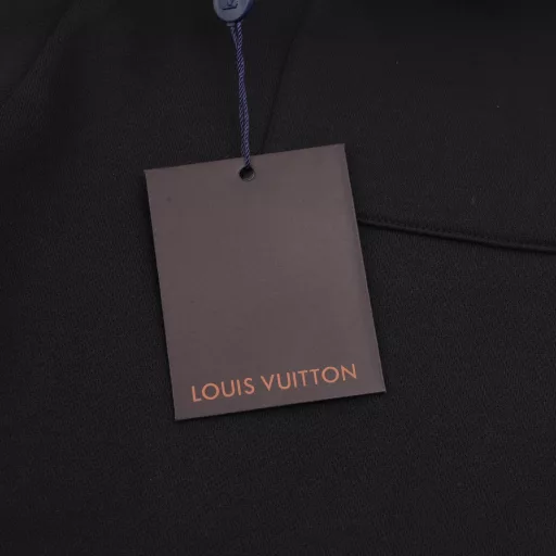 Louis Vuitton 24Fw three-dimensional color matching logo embroidered plush trousersThis model uses plush and thickened 480g fabric, delicate, soft and smooth velvet texture, extremely comfortable skin feel,The soft drawstring at the waist makes it comfortable to wear, the left leg is embroidered with large LV letters to identify the brand identity, and the application of elastic fabric,Even in thick winter clothes, it can ensure freedom of movement, and the drawstring head with brand logo is customized,Whether it is for work, daily life, leisure, home, sports, it is a versatile item, 3 labels are complete, and it is a hot item recommended! The same style for men and women.