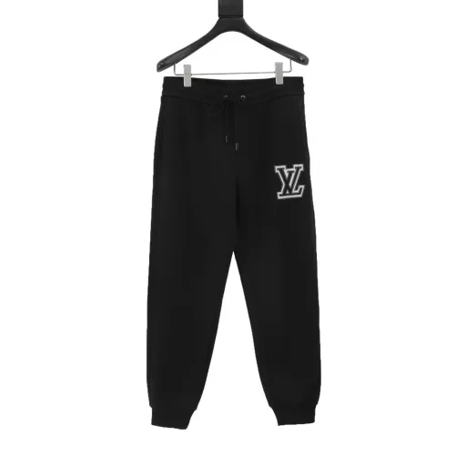 Louis Vuitton 24Fw hollow embroidered logo plush trousersPlump plush and thickened 480g pearl composite velvet, the velvet is delicate and soft, as if touching the clouds, protecting the legs from the cold and firmly locking in warmth. Its tailoring craftsmanship is exquisite, and it fits the legs perfectly when worn, and it is flexible and free when exercising without any sense of restraint. The soft drawstring at the waist makes it comfortable to wear, the front panel is embroidered with large LV letters to identify the brand identity, and the back panel has a signature reverse label. The application of stretch fabric ensures freedom of movement even in thick winter clothes, and the drawstring head with customized brand logo is a versatile item for work, daily life, leisure, home, and sports. It has 3 complete labels and is a hot item! The same style for men and women.