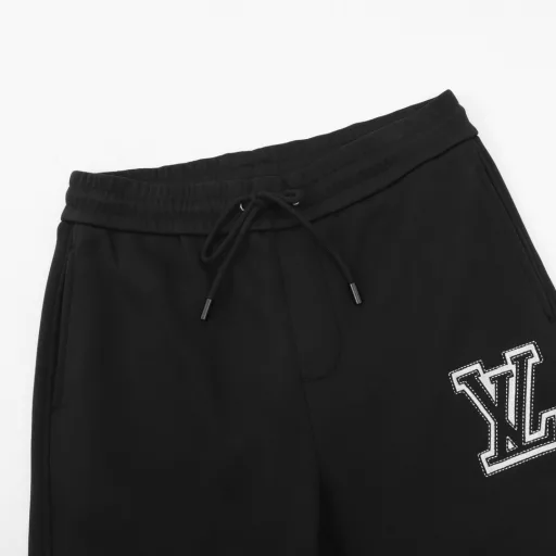 Louis Vuitton 24Fw hollow embroidered logo plush trousersPlump plush and thickened 480g pearl composite velvet, the velvet is delicate and soft, as if touching the clouds, protecting the legs from the cold and firmly locking in warmth. Its tailoring craftsmanship is exquisite, and it fits the legs perfectly when worn, and it is flexible and free when exercising without any sense of restraint. The soft drawstring at the waist makes it comfortable to wear, the front panel is embroidered with large LV letters to identify the brand identity, and the back panel has a signature reverse label. The application of stretch fabric ensures freedom of movement even in thick winter clothes, and the drawstring head with customized brand logo is a versatile item for work, daily life, leisure, home, and sports. It has 3 complete labels and is a hot item! The same style for men and women.