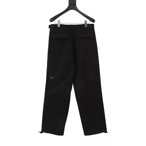 Fendi FD label work pantsCustomized elastic exclusive mercerized cotton, using imported machine embroidery technology, using advanced computer control system and precision mechanical parts to achieve operation, high precision, template machine pocket opening, preset template to guide the position, shape and size of the pocket opening to ensure the effect, the five-eyelet buttonholes are all manually positioned and hand-sewn, ferment-washed fabric, fabric treated with special chemicals, will show a natural fading effect after washing, loose version