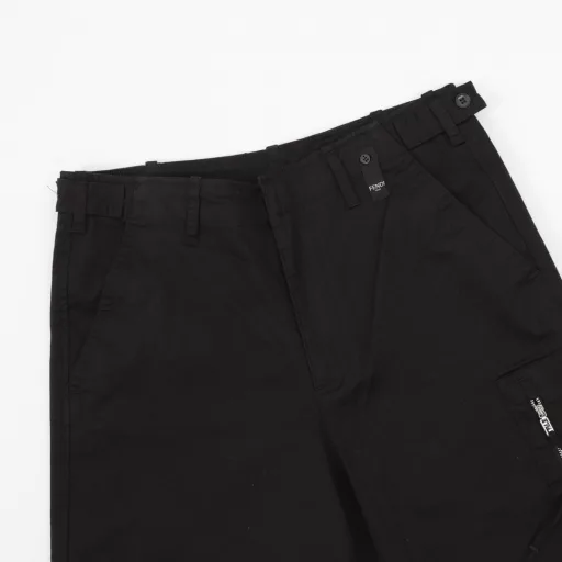 Fendi FD label work pantsCustomized elastic exclusive mercerized cotton, using imported machine embroidery technology, using advanced computer control system and precision mechanical parts to achieve operation, high precision, template machine pocket opening, preset template to guide the position, shape and size of the pocket opening to ensure the effect, the five-eyelet buttonholes are all manually positioned and hand-sewn, ferment-washed fabric, fabric treated with special chemicals, will show a natural fading effect after washing, loose version