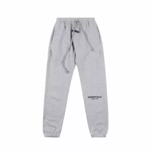 FEAR OF GOD double-line ESSENTIALS flocked logo high street trousersThe logo inexplicably enhances the sense of luxury, the auxiliary materials and labels are all upgraded to new ones, and the rest are not much different from the old ones, simple, generous and high-end. The original fabric is washed and shaped, making the garment less likely to shed and shrink, the cotton uses a thin fleece loop cloth (that is, there is a thin fleece inside), the garment is washed and pre-shrunk, and the surface of the clothes will have a slight washing effect, using a very textured electrostatic flocking print, first scrape the flocking slurry on the bottom surface, then cover the flocking film with electrostatic ironing, the hand feel is excellent, the color fastness is high and not easy to fade, the color of this trousers is not pure black but blue-black with a little dark green, and there is thin fleece inside the trousers, and this fleece is sweat-absorbent. Quality assurance!