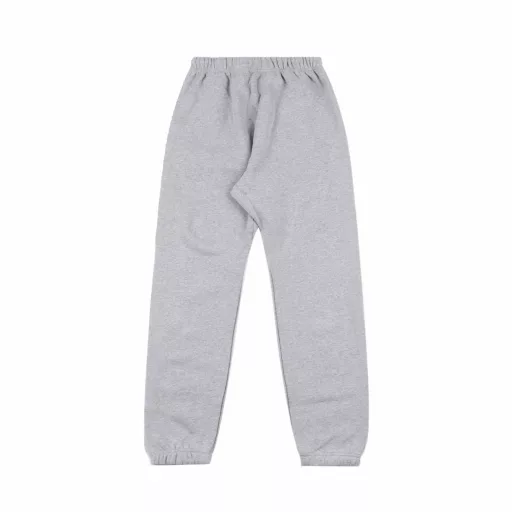 FEAR OF GOD double-line ESSENTIALS flocked logo high street trousersThe logo inexplicably enhances the sense of luxury, the auxiliary materials and labels are all upgraded to new ones, and the rest are not much different from the old ones, simple, generous and high-end. The original fabric is washed and shaped, making the garment less likely to shed and shrink, the cotton uses a thin fleece loop cloth (that is, there is a thin fleece inside), the garment is washed and pre-shrunk, and the surface of the clothes will have a slight washing effect, using a very textured electrostatic flocking print, first scrape the flocking slurry on the bottom surface, then cover the flocking film with electrostatic ironing, the hand feel is excellent, the color fastness is high and not easy to fade, the color of this trousers is not pure black but blue-black with a little dark green, and there is thin fleece inside the trousers, and this fleece is sweat-absorbent. Quality assurance!